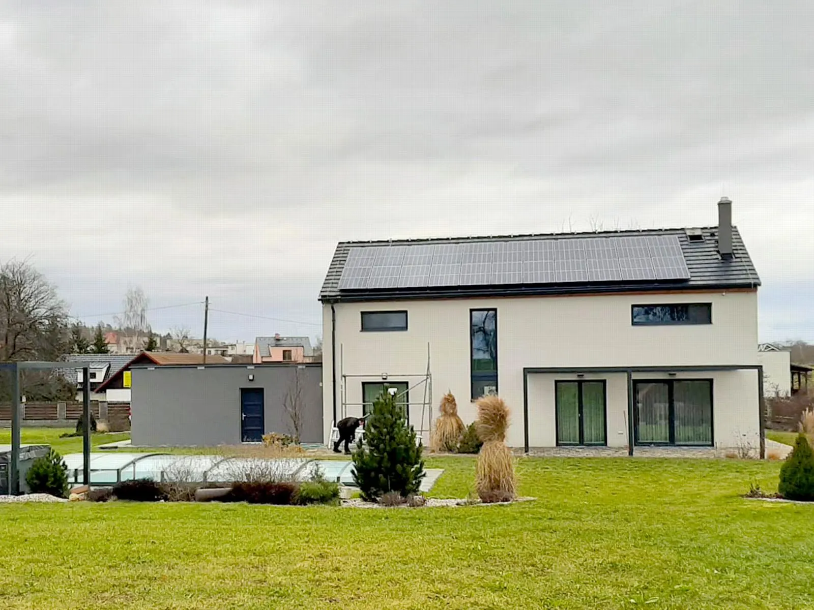 Dobšín – Výkon 9,79 kWp, Baterie 10,65 kWh – fotografie 2