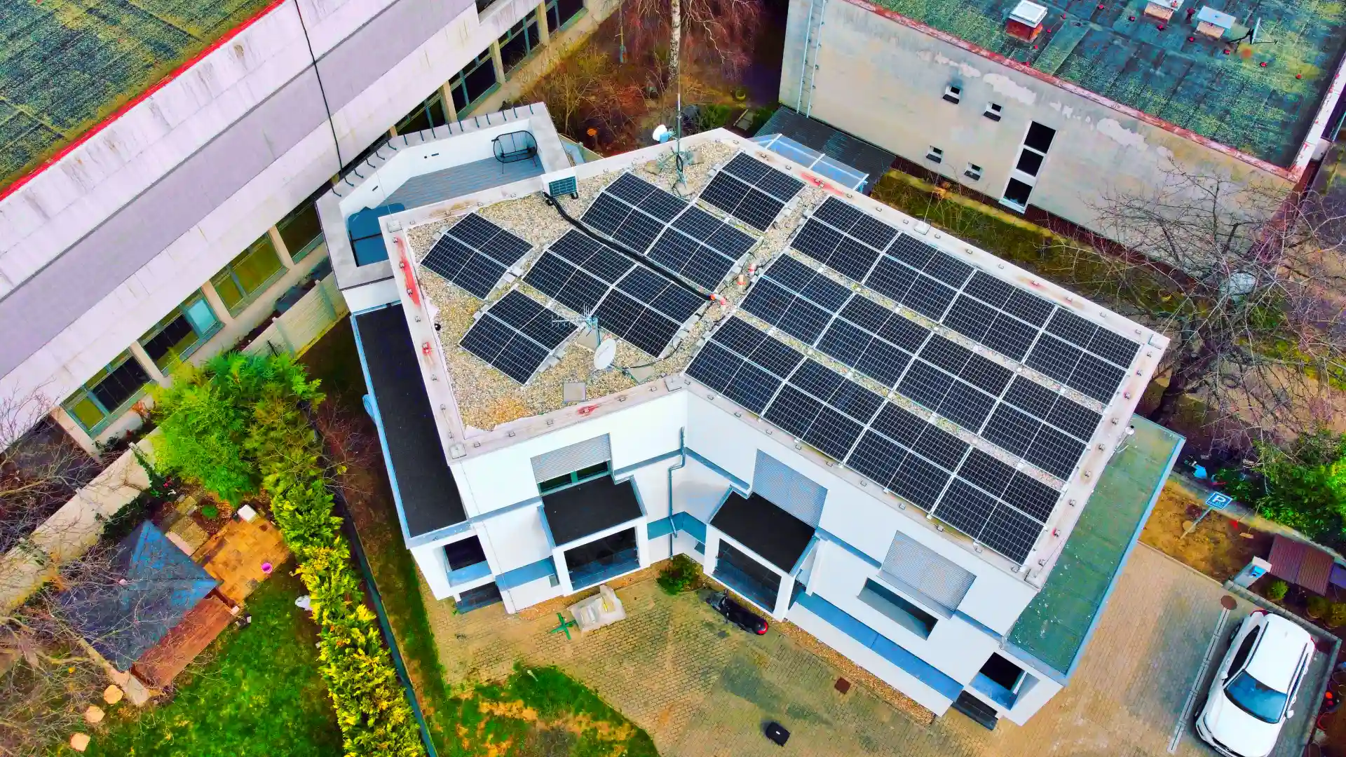 Fotovoltaika Victron Energy na střeše bytového domu Praha-Chodov.