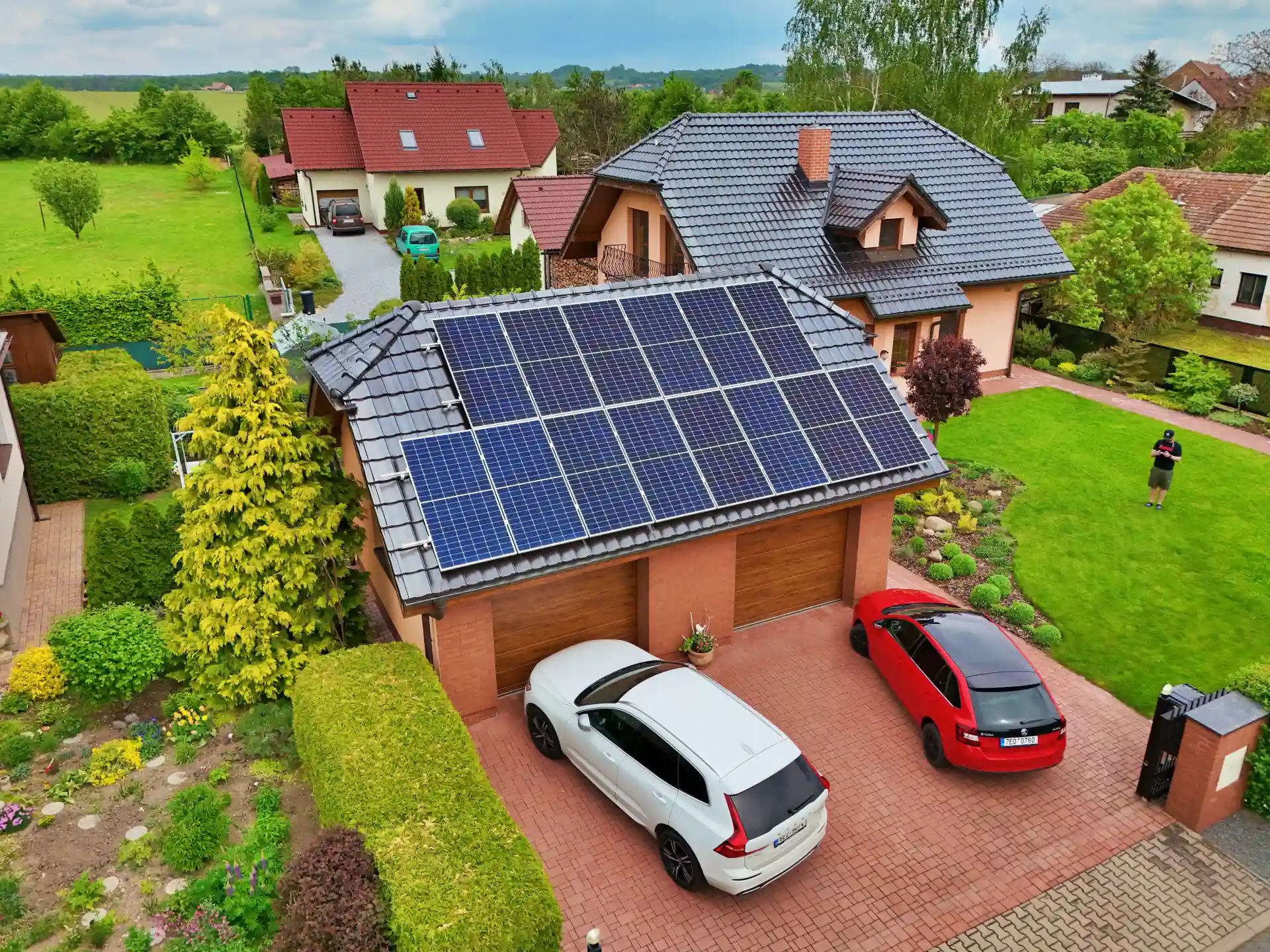 Fotovoltaika Victron Energy pro rodinný dům v Horních Ředicích u Pardubic. Výkon panelů je více jak 7 kWp.