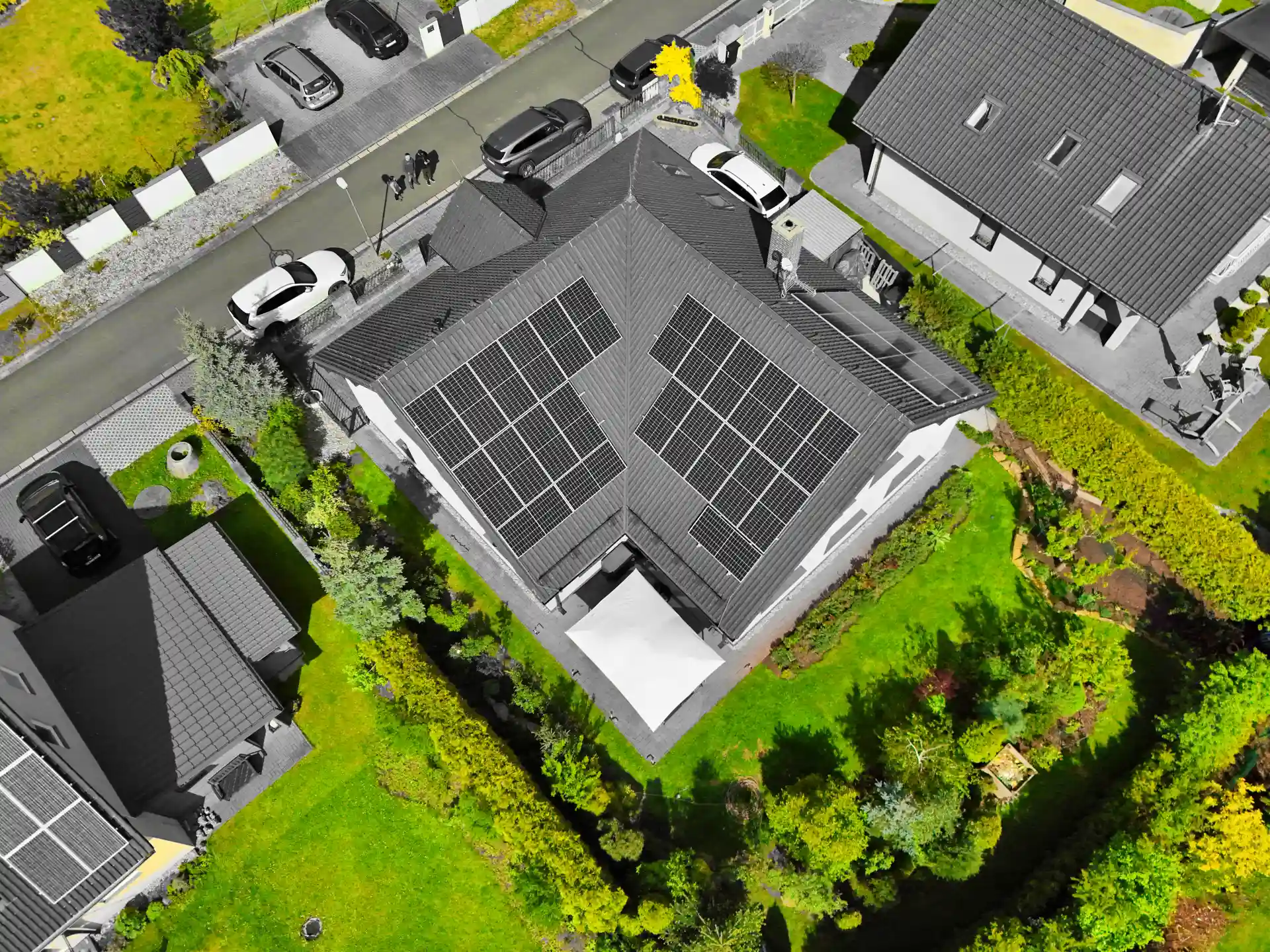 Fotovoltaika Victron Energy na rodinném domě v Srchu u Pardubic zajišťuje 80% energetickou nezávislost díky solárním panelům.