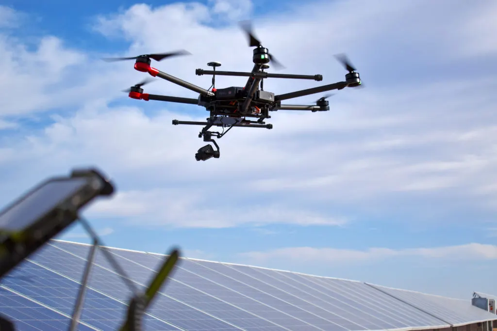 Termovizní inspekce fotovoltaické elektrárny dronem