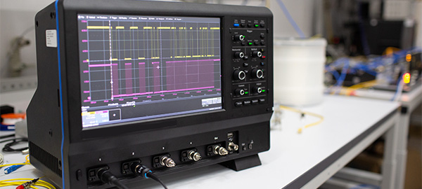Profesionální digitální osciloskop měřící sinusový výstup pro fotovoltaickou elektrárnu.