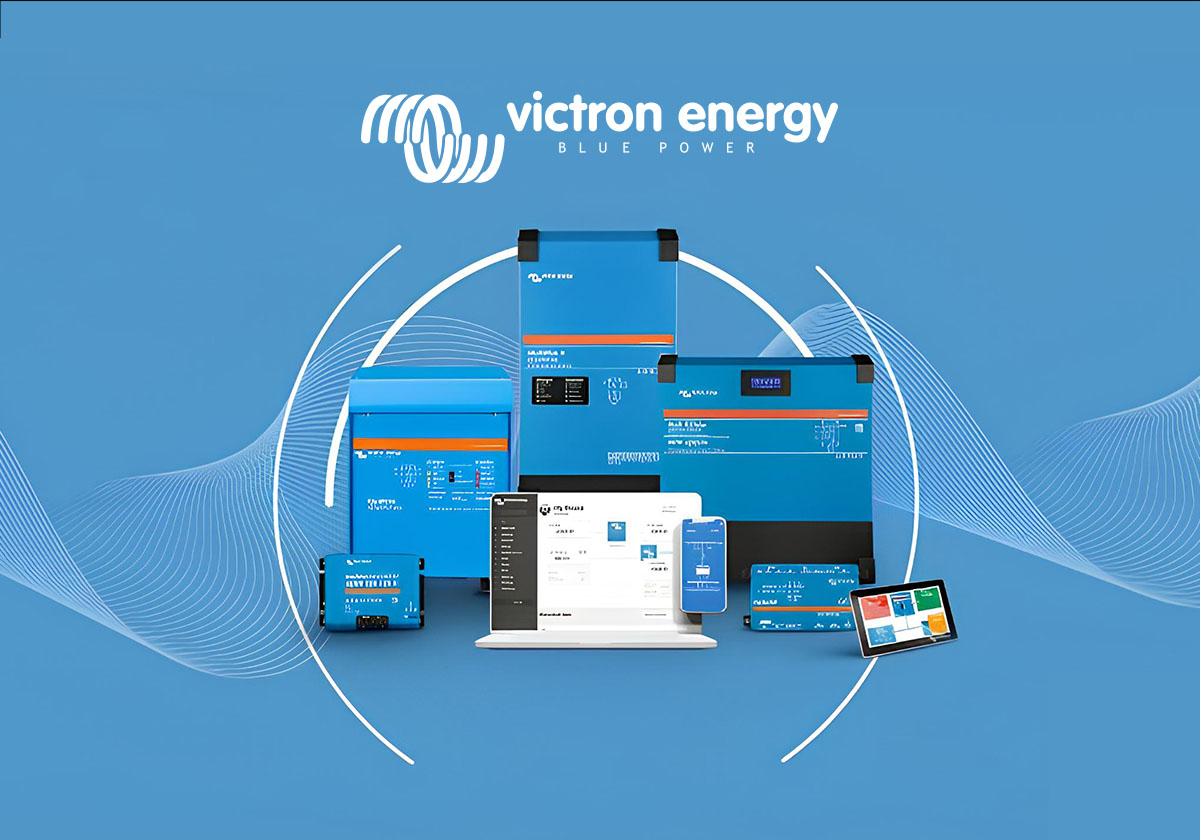 Komponenty fotovoltaické elektrárny od společnosti Victron Energy. Na obrázku se nachádejí hybridní střídače, MPPT regulátory solárního nabíjení a elektrické kabely namontované na zdi (wallTron).