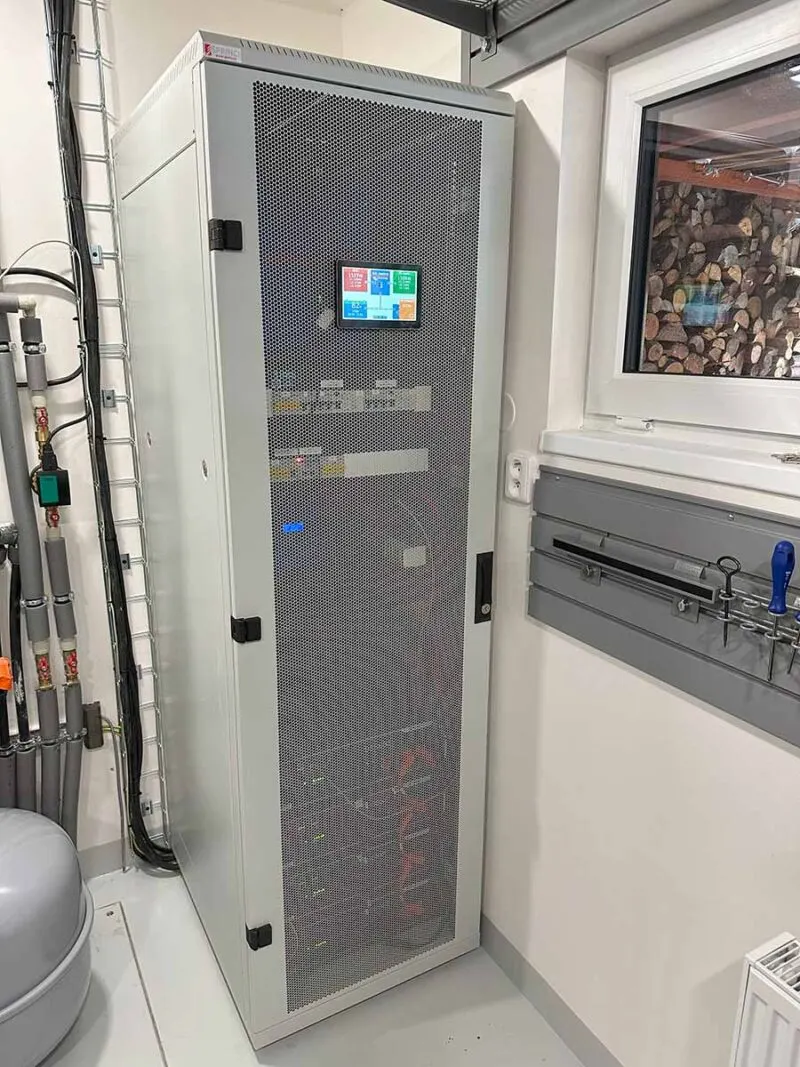 Kompletní fotovoltaická technologie Victron v rackové skříni towerTron 600×800 mm