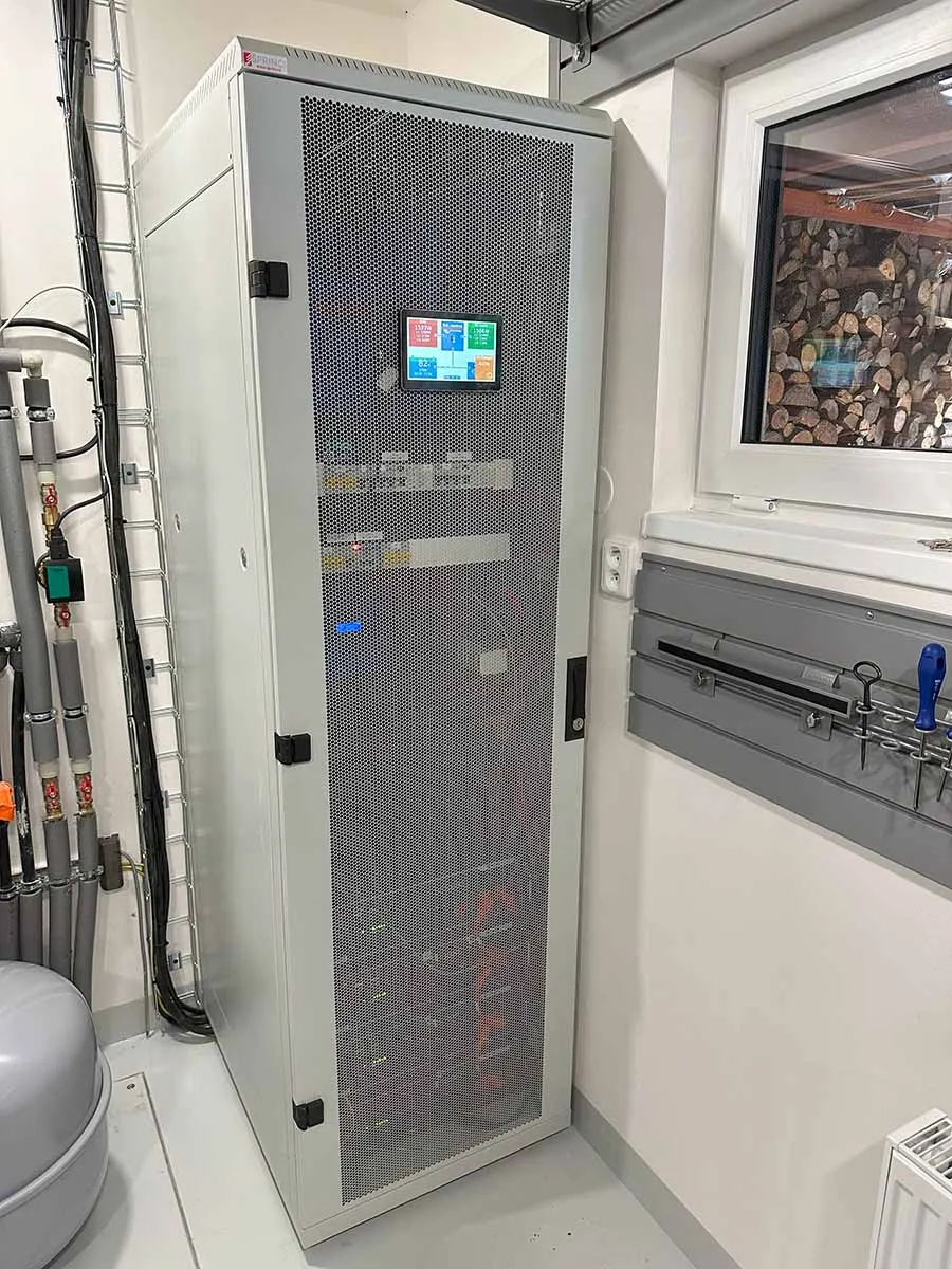 Rackový rozvaděč towerTron s technologií Victron MultiPlus-II, Pylontech a Cerbo GX připravený k instalaci