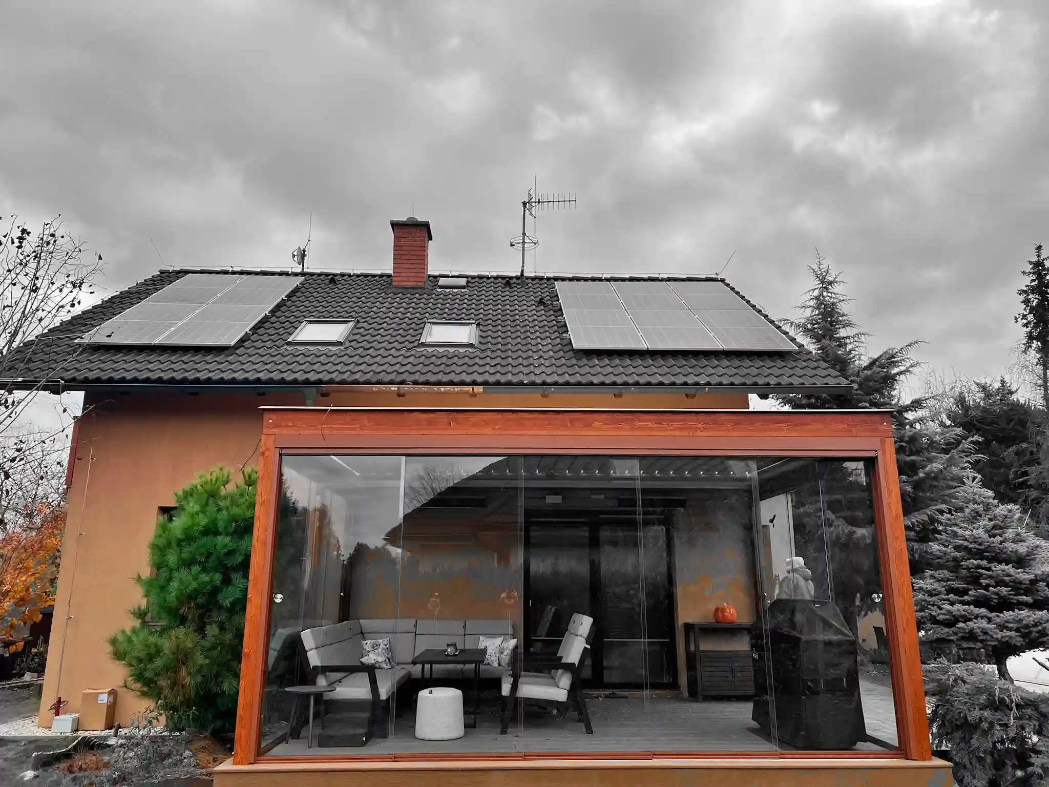 Fotovoltaika Victron Energy na rodinném domě v Měšicích u Prahy se solárními panely na střeše.