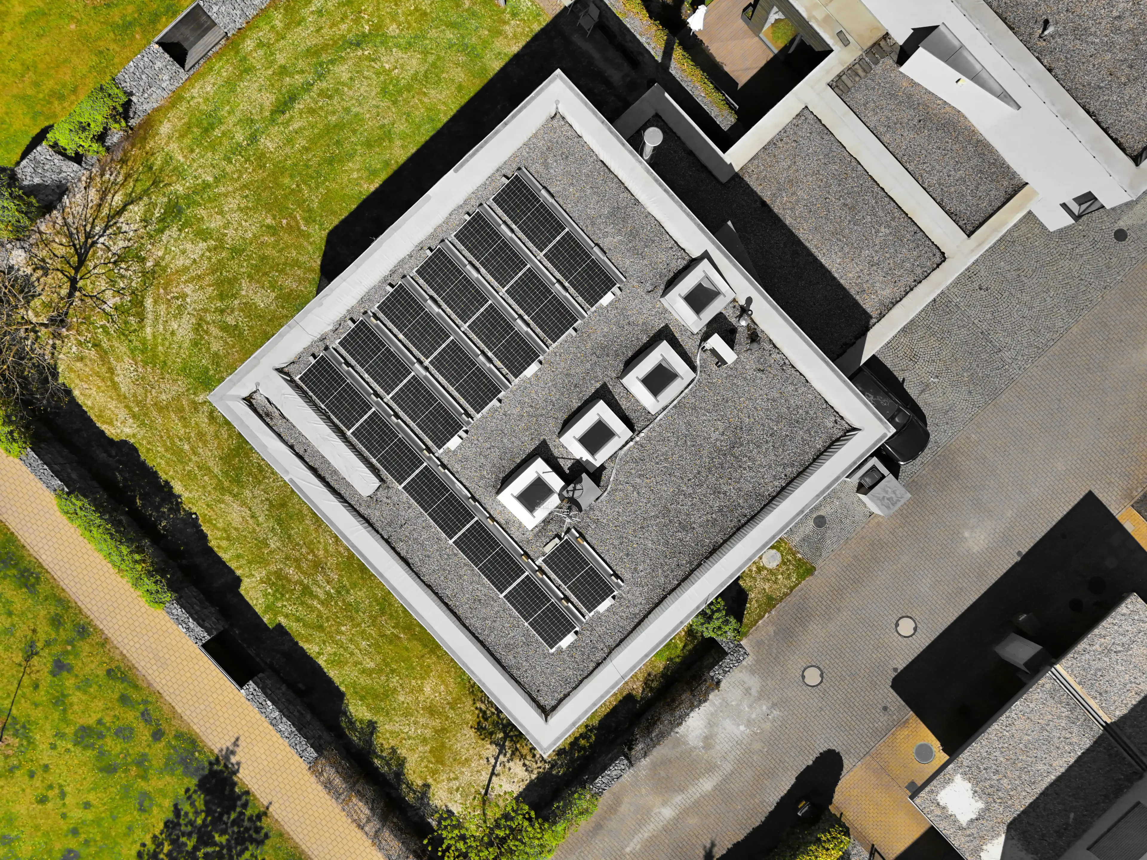 Fotovoltaické panely na střeše domu v blízkosti Prahy.